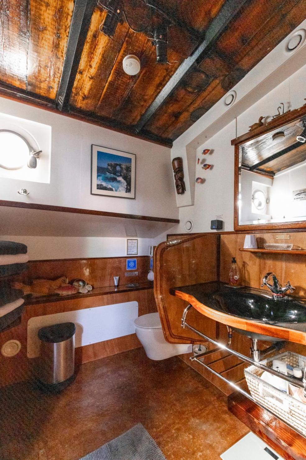 Anna Houseboat Hotel Amsterdam Exterior photo